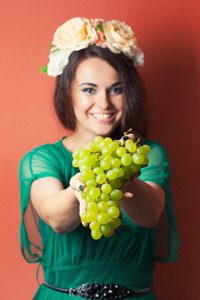 女人戴花环及持绿葡萄