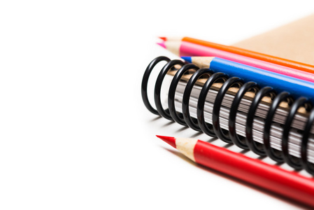 笔记本和彩色铅笔