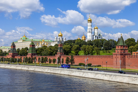 莫斯科，俄罗斯，在 2014 年 7 月 26 日。克里姆林宫和 kremlevskaya 路堤的莫斯科河从大 moskvore