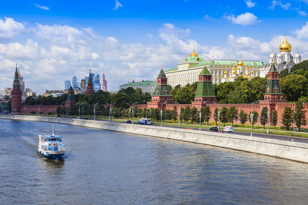莫斯科，俄罗斯。克里姆林宫和 kremlevskaya 路堤的视图