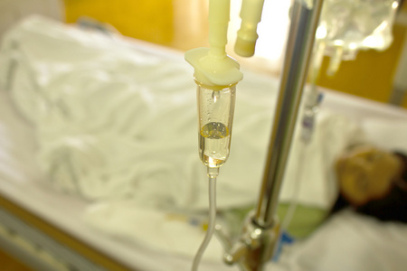 cerca de un goteo intravenoso infusin botella