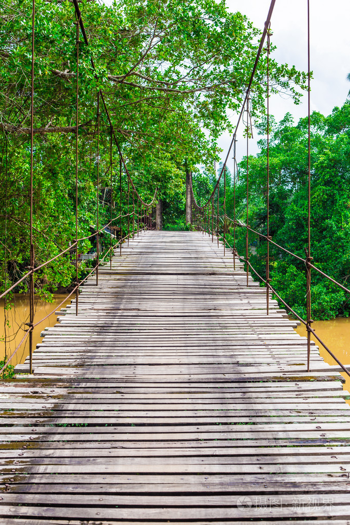 老木长绳桥渡溪