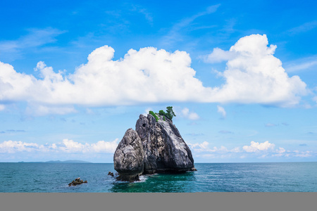 热带的岩石岛，潜水蔚蓝色的天空