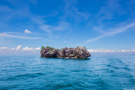 热带的岩石岛，潜水蔚蓝色的天空