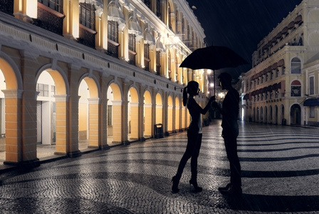 夫妇站在下着雨的街