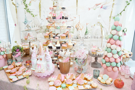 婚礼装饰用蜡笔彩色纸托蛋糕 蛋酥 松饼和食品。优雅和豪华的事件安排丰富多彩的蛋白杏仁饼干。婚礼甜点与蛋白杏仁饼干