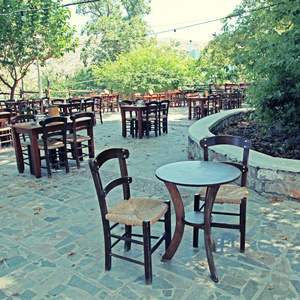 农村的露天咖啡馆，希腊桌椅