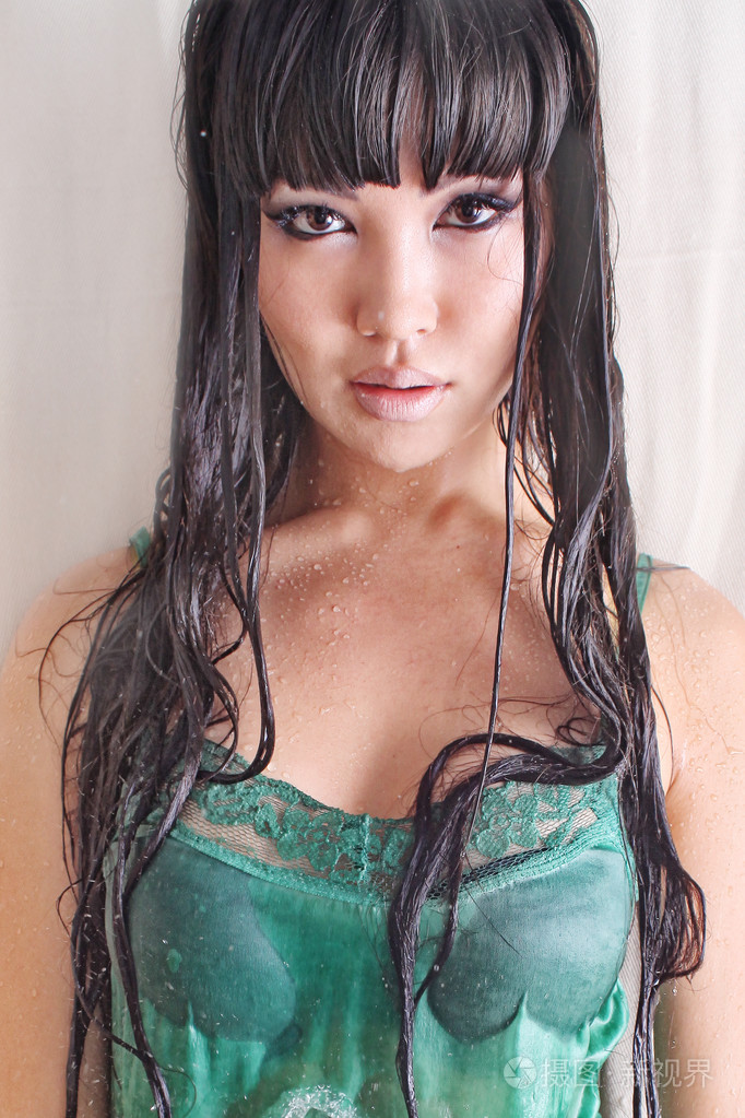 湿漉漉的头发与性感的化妆亚洲模特的画像