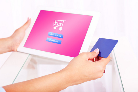 互联网购物的概念 手里拿着平板电脑和信用卡