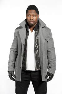 非洲裔美国人，穿着一件灰色的夹克