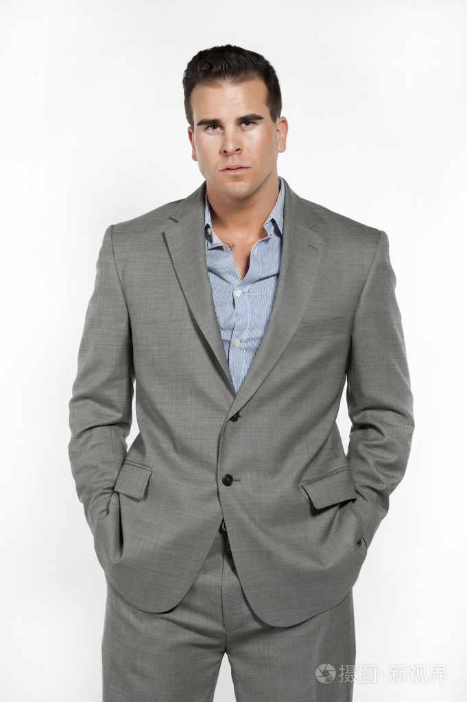 运动白男模特穿西装