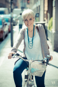 自行车的时髦女人