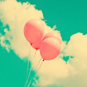 粉色气球飘上复古的天空图片