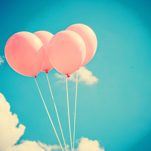 粉色气球飘上天空图片