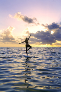 女人做瑜伽健身术对桨板