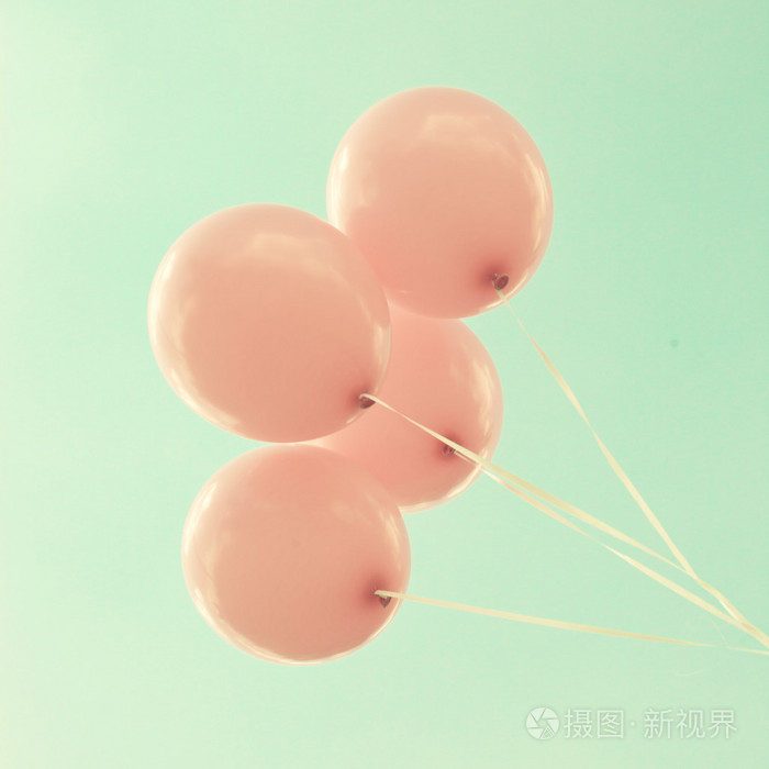 四个老式粉色气球