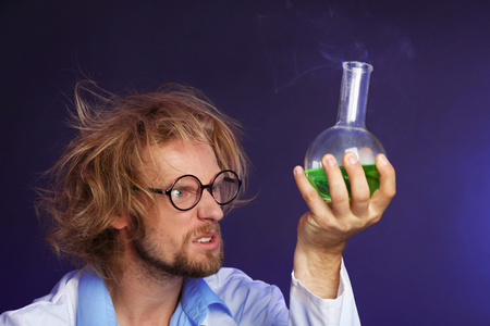 卡通矢量图疯狂的化学家,疯狂的科学家一个疯狂的炼金术士的瓶子的