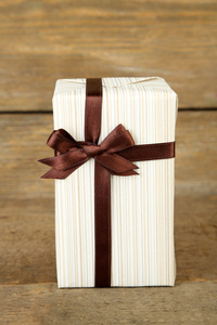 礼品盒与彩带上木制的背景
