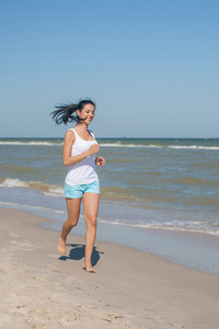 年轻女孩跑在海面上