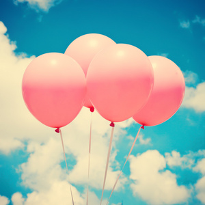 粉色气球飘上天空