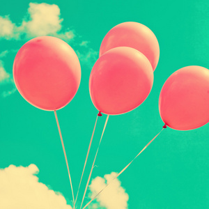 粉色气球飘上复古的天空