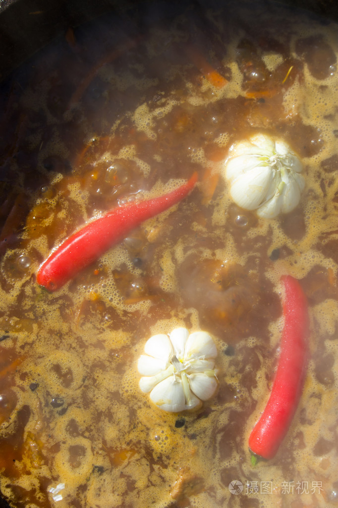 辣椒和大蒜在大锅里煮熟