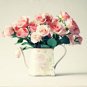 粉红色的玫瑰花在古董花瓶