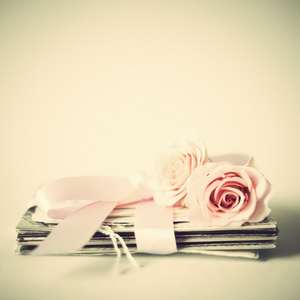 粉红玫瑰和信件以丝带