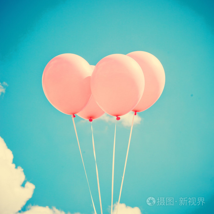 粉色气球飘上天空