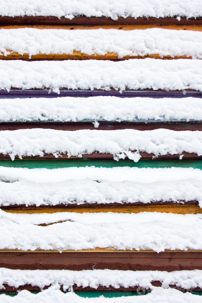 五颜六色的木板覆盖着雪