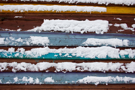 五颜六色的木板覆盖着雪