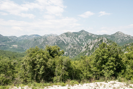 巴尔干山脉在夏天在黑山的视图