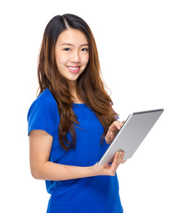 亚洲的年轻女子使用平板电脑