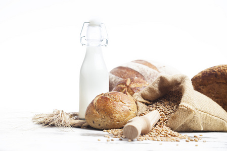 新鲜出炉的法式面包与家纺和小麦的穗状花序在白色背景
