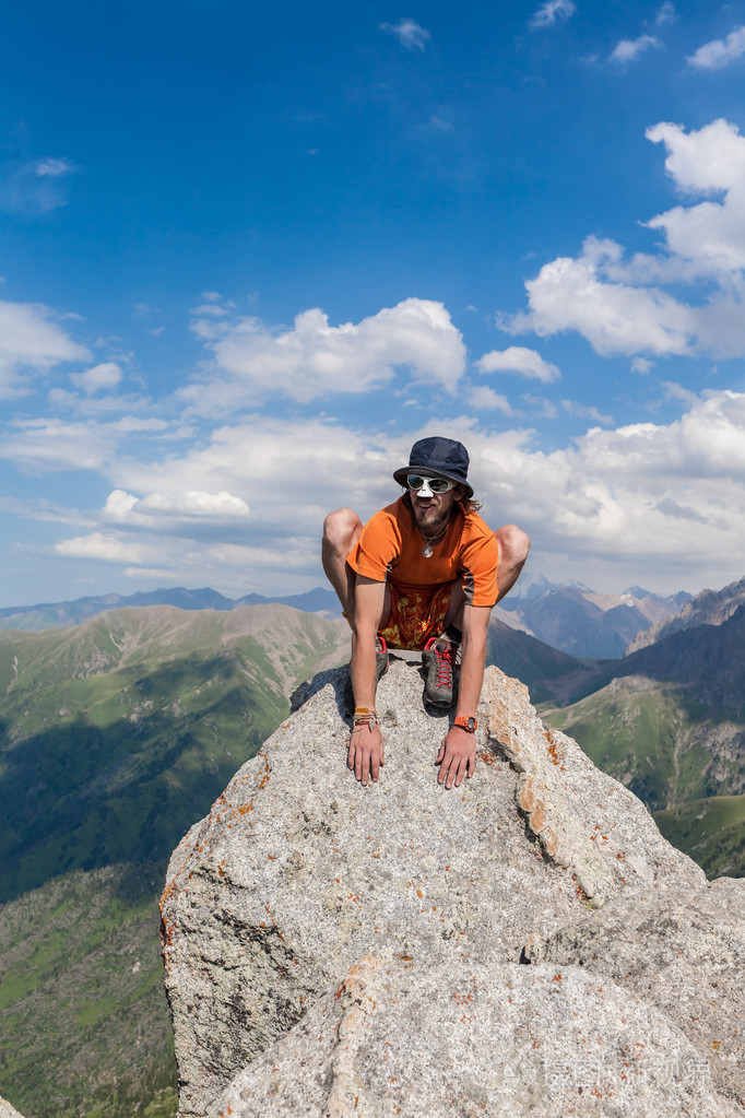 在顶部的人自豪地向远方眺望