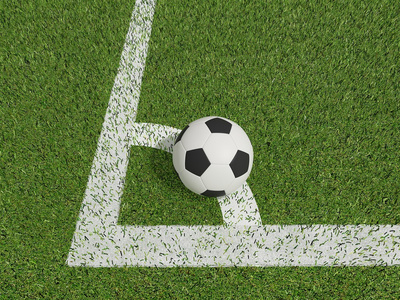橄榄球或足球在康纳上绿草字段中