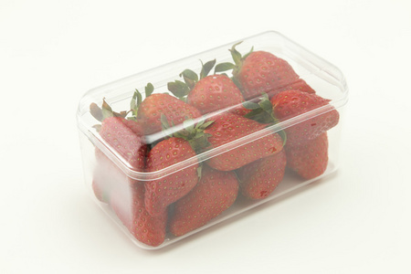 在开放透明塑料的收件人，准备好市场，孤立的白色背景上的草莓