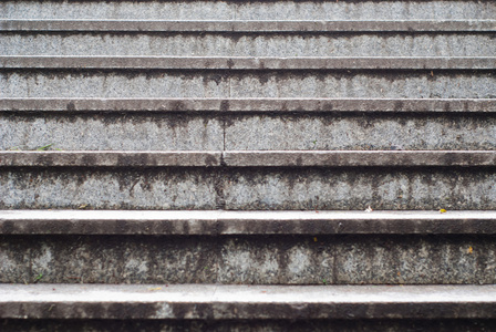 老年的灰色石楼梯图片