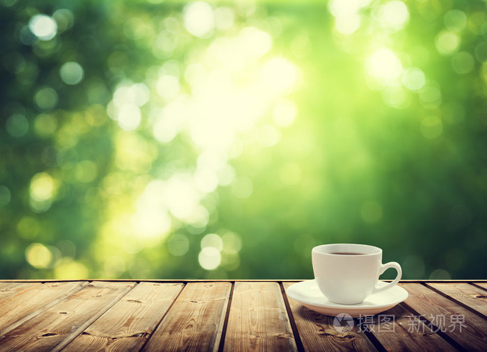 杯咖啡和阳光树背景
