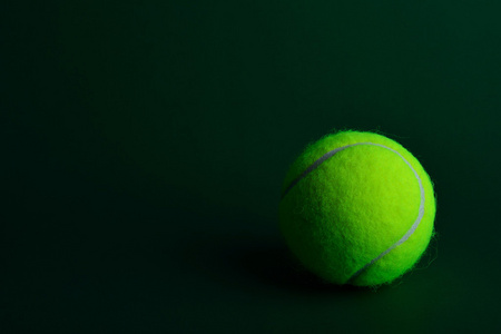 绿色背景单一网球