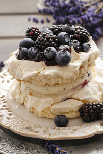 帕夫洛娃蛋糕蓝莓和黑莓