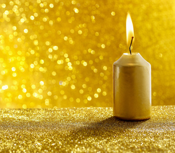 金色的蜡烛。金闪闪发光的圣诞灯。模糊的求同