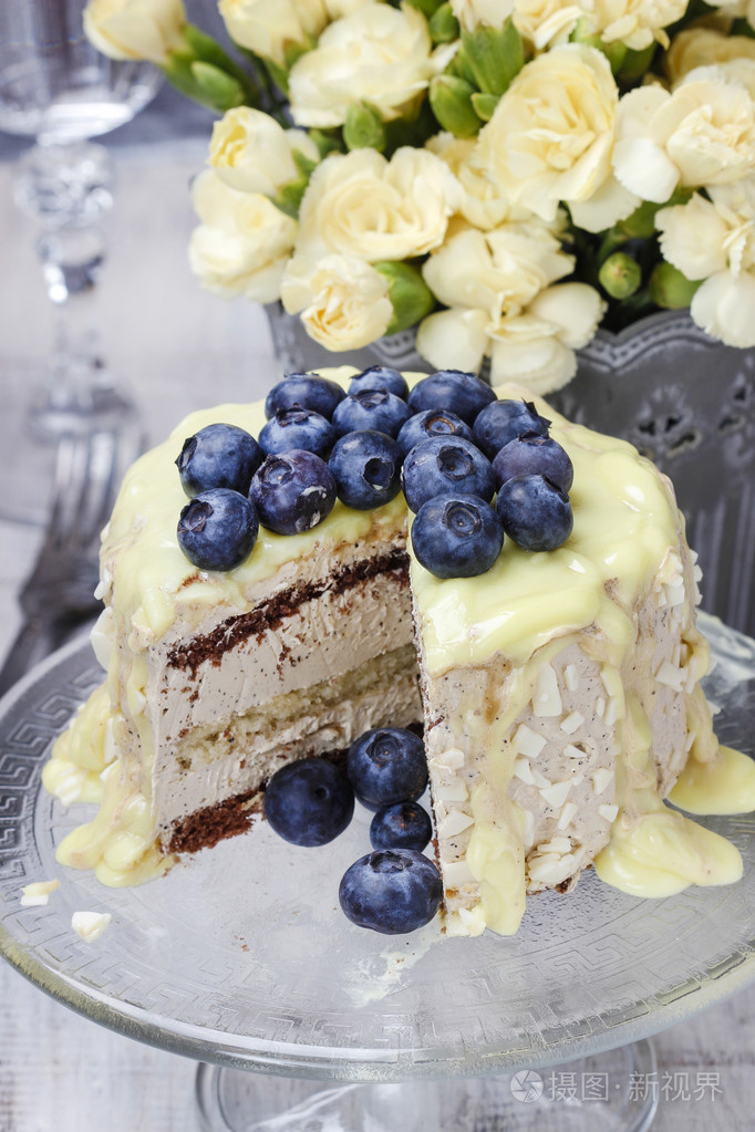 白色和黑巧克力夹心蛋糕装饰着蓝莓