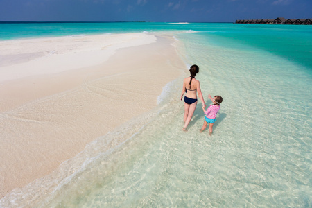 母亲和女儿在热带海滩