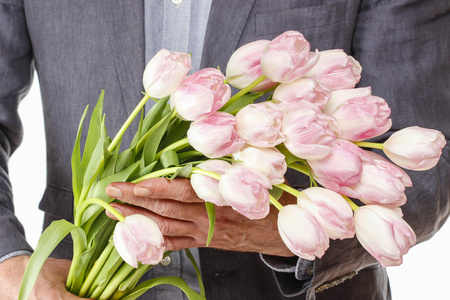 男子手持粉色郁金香花束