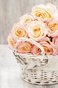束玫瑰花在柳条编织的篮子