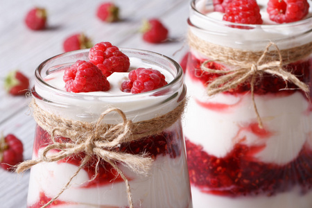 新鲜树莓甜点在水平的玻璃罐子特写