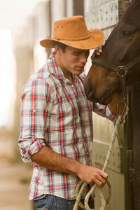 牛仔交头接耳一匹马