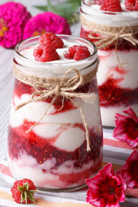 在一个 jar 和花在桌子上，垂直的覆盆子甜点