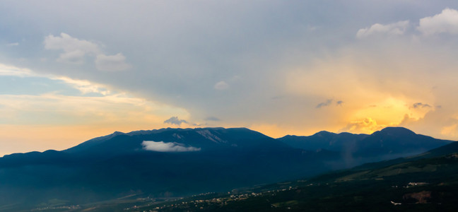 zpad slunce na hoe na Krymu在克里米亚山上的日落美景